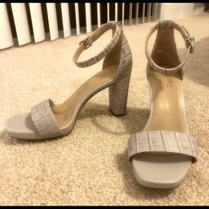 Naturalizer leather heel-brand new